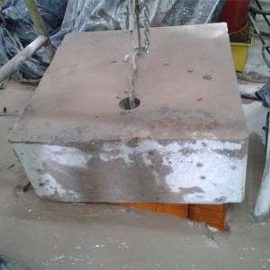 Abertura em laje de concreto – remoção da peça cortada com fio diamantado.