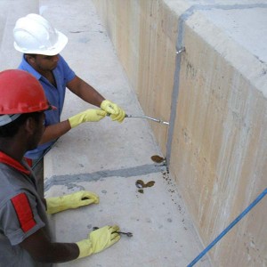Injeção de resina epóxi para monolitização da estrutura de concreto.