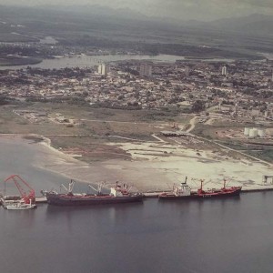 Construção do cais e retroporto de contêineres no Porto de Paranaguá-PR.